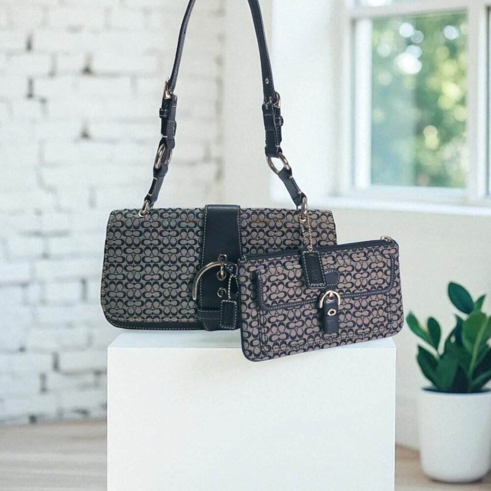 Vintage COACH Soho (Kelly) Shoulder bag in Signature Canvas with wristlet